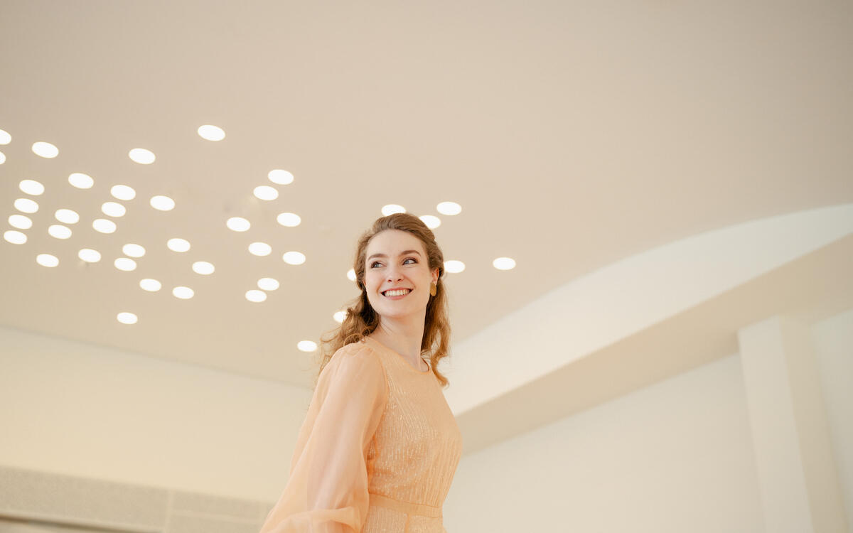 NIKOLA HILLEBRAND singt Sophie an der Berliner Staatsoper